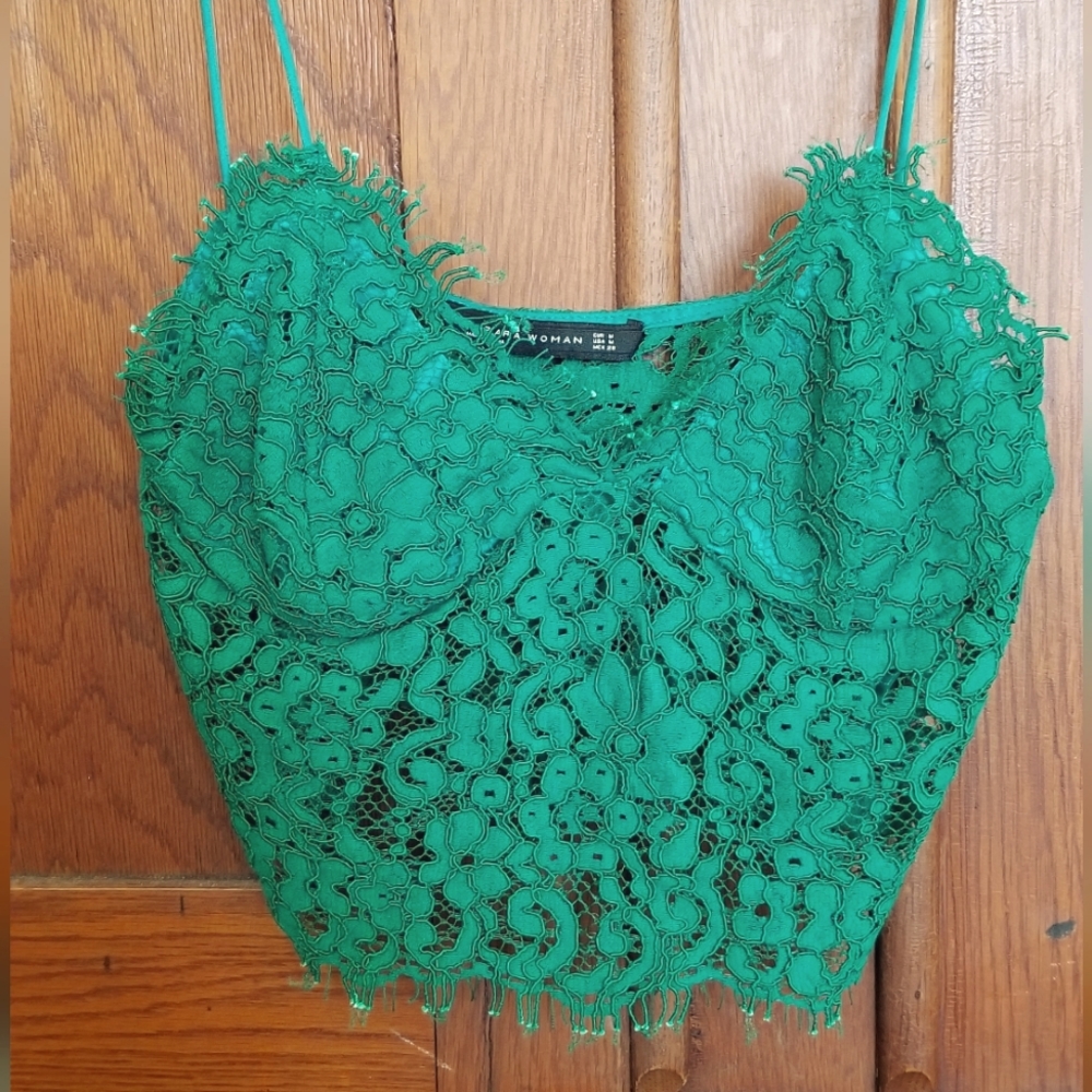 NWOT Zara Lace Strapy Crop Top. Kelly Green. Beautiful lace pattern. M